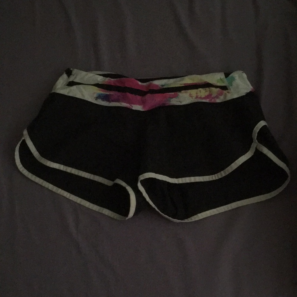 Lululemon size 4 wet.dry.warm speeds (fit like 3)